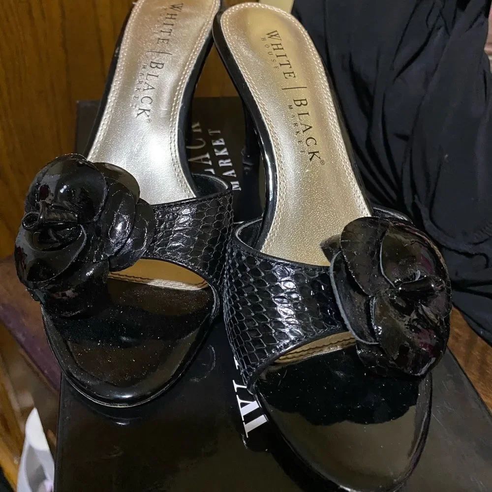 WHITE HOUSE BLACK MARKET EMMA HEELS SIZE 6